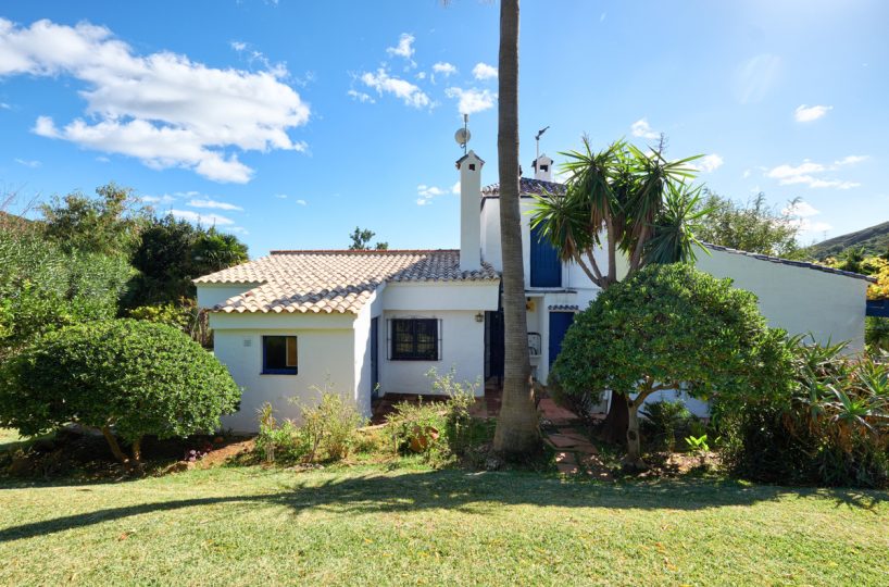 House - Detached Villa for sale in Estepona