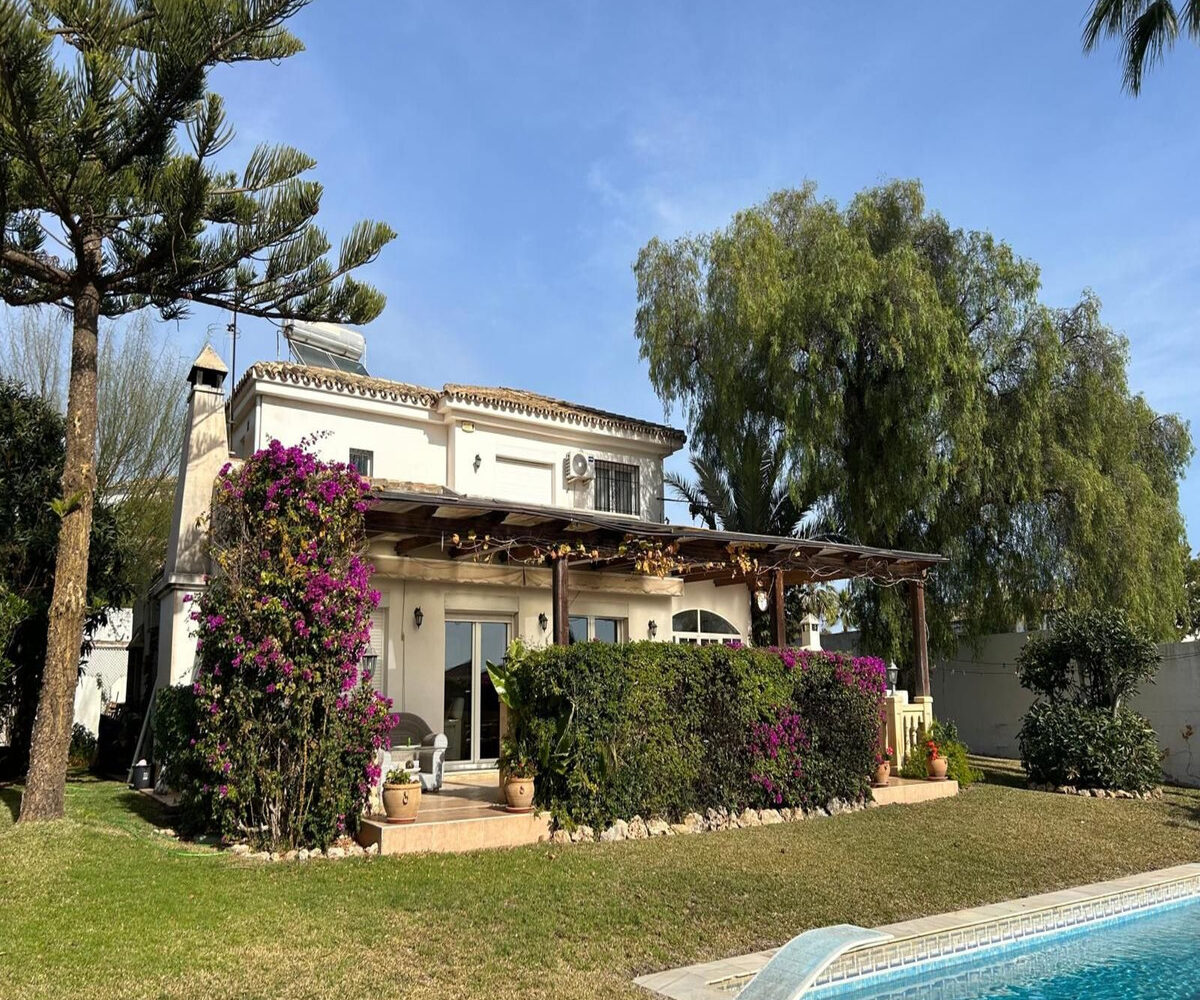 House - Detached Villa for sale in Calahonda