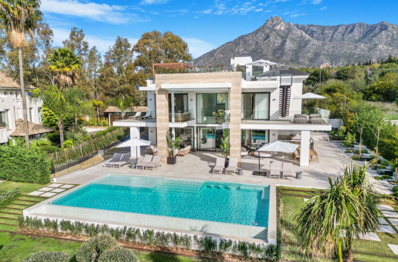 House - Detached Villa for sale in The Golden Mile
