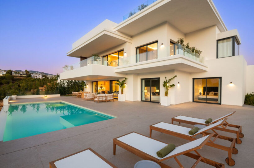 House - Detached Villa for sale in New Golden Mile