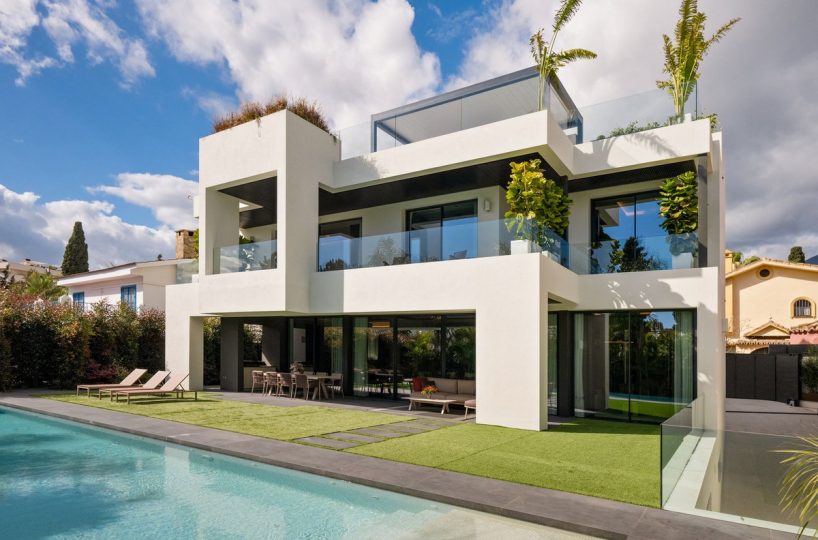 House - Detached Villa for sale in New Golden Mile