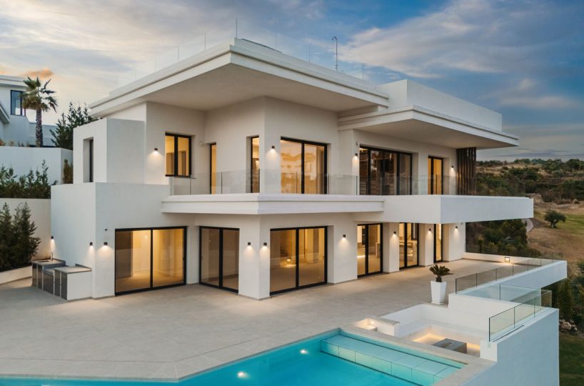 House - Detached Villa for sale in Estepona