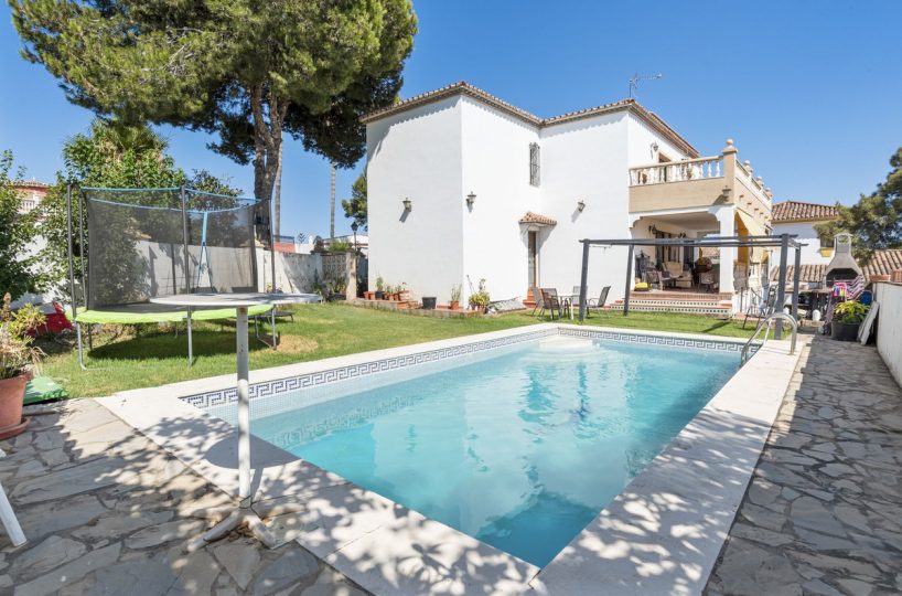House - Detached Villa for sale in Estepona