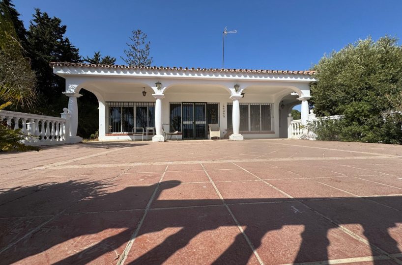 House - Detached Villa for sale in New Golden Mile