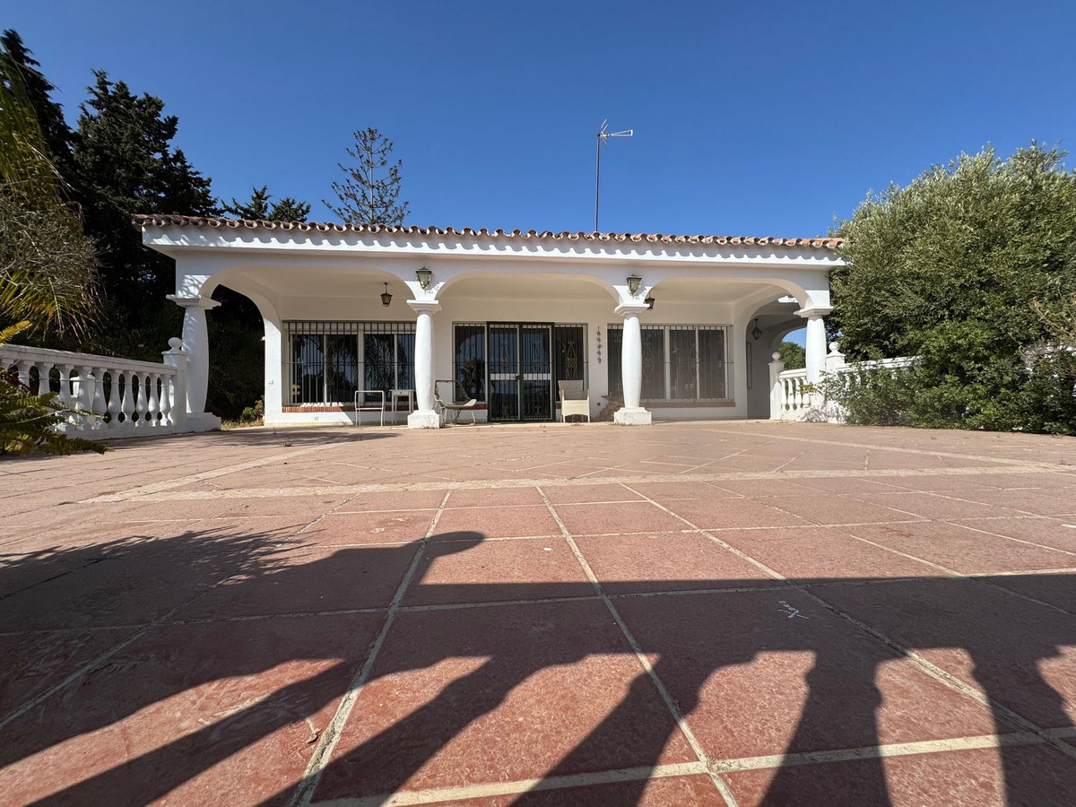 House - Detached Villa for sale in New Golden Mile