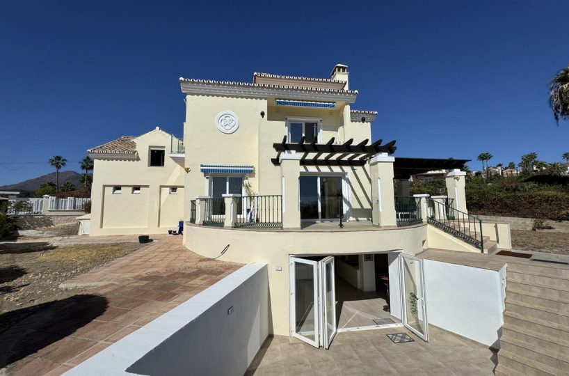 House - Detached Villa for sale in Estepona