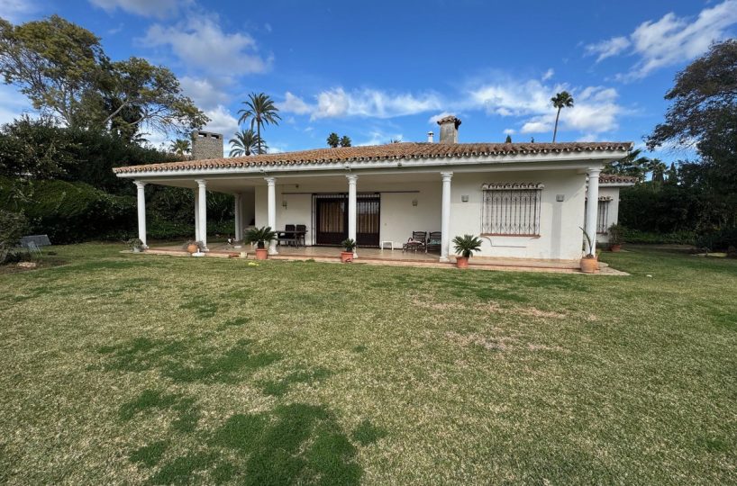 House - Detached Villa for sale in El Paraiso