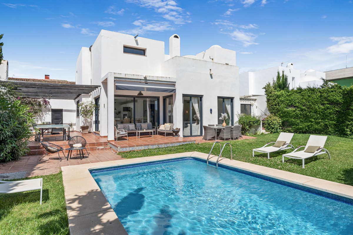 House - Detached Villa for sale in Nueva Andalucía